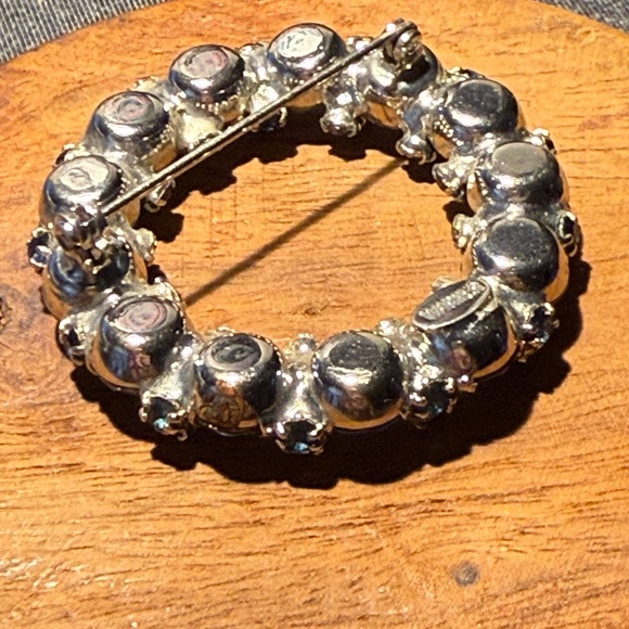 Vintage Warner Blue Rhinestone Circle Wreath Brooch Pin Signed - Picture 6 of 8